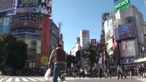 La gente camina a través del Shibuya — Vídeo de stock