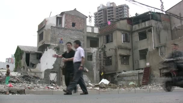 Trabajadores derribando edificios antiguos — Vídeo de stock