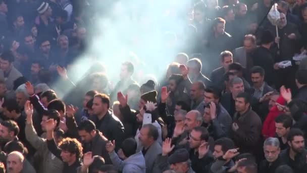 La gente participa en un desfile masivo — Vídeo de stock