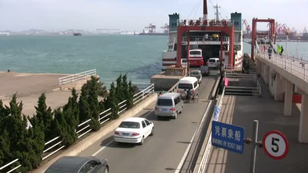 Coches están abordando un ferry en el puerto . — Vídeos de Stock