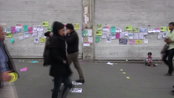 Les gens passent devant un jeune mendiant — Video