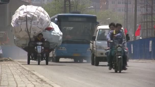 Моторизованный трехколесный велосипед несет мусор — стоковое видео