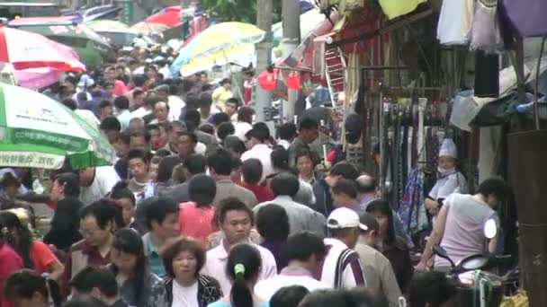 La gente camina a través de un mercado ocupado — Vídeos de Stock