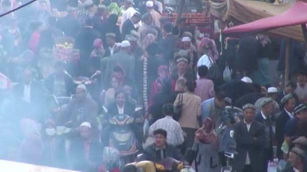 Peopleat busy Kashgar bazaar — Stock Video