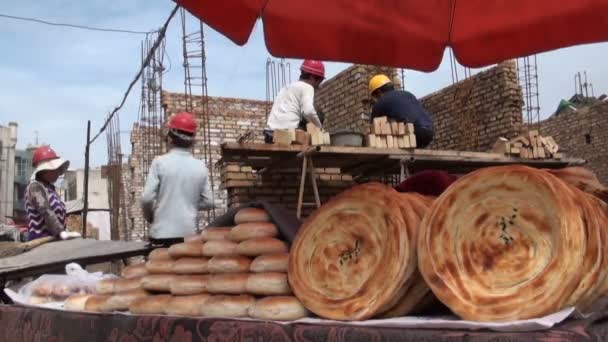 Selling bread in front of construction site — Stock Video