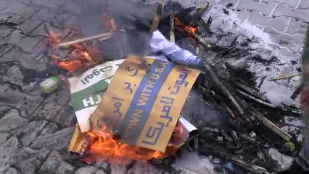Iranische Studenten verbrennen Fahnen — Stockvideo