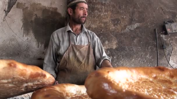 Un panadero prepara pan fresco — Vídeo de stock