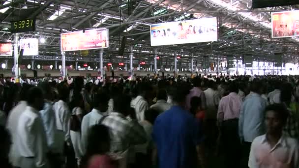 Los viajeros abordan trenes en la estación — Vídeos de Stock