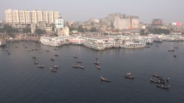 tekneler Buriganga nehri boyunca gezinmek