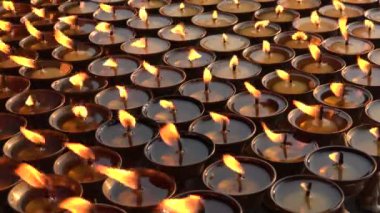 Boudhanath stupa yakınında mum alevleri