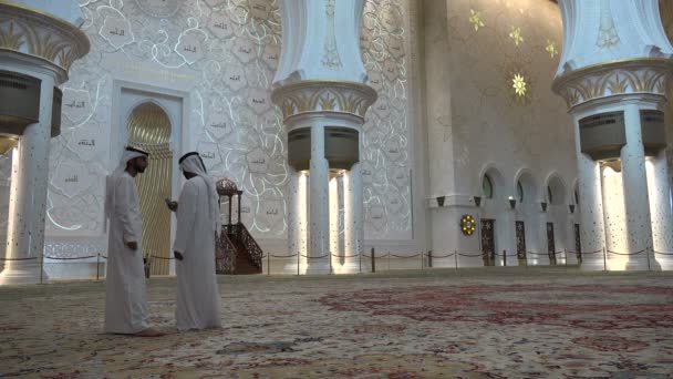 Guides inside the Sheikh Zayed mosque — Stock Video