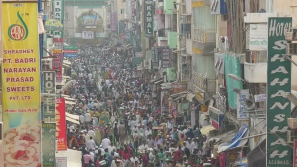 Толпы идут по оживленной улице — стоковое видео