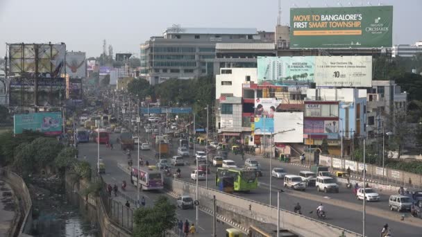 Verkeer op een druk kruispunt in Bangalore, India — Stockvideo