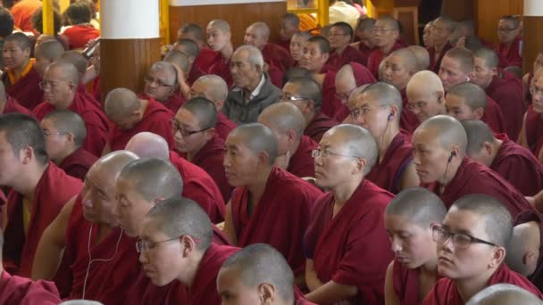 Mönche nehmen an den Unterweisungen des Dalai Lama teil — Stockvideo