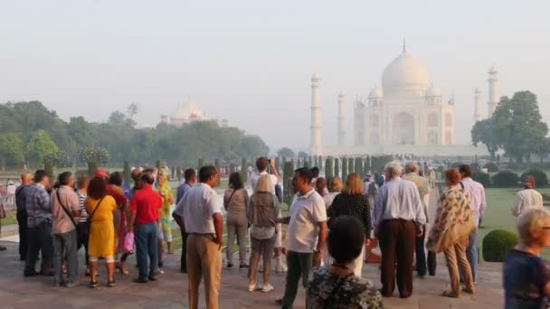 Toeristen bezoeken de taj mahal in india — Stockvideo