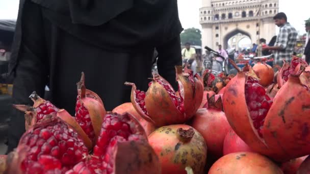 La gente pasa por puestos de frutas — Vídeos de Stock