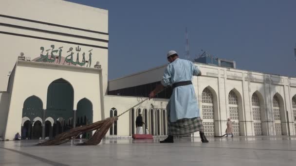 Men clean the floor of the Baital Mukarram — Stock Video