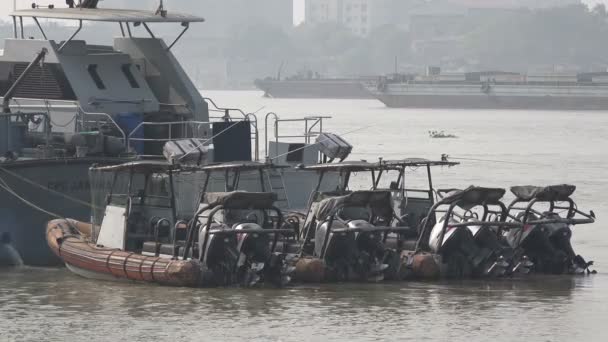 Lanchas rápidas de aduana ancladas en el río — Vídeos de Stock