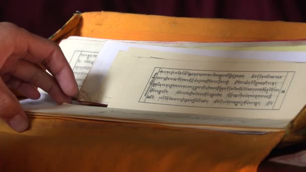 Broschüren mit tibetischen Mantras — Stockvideo