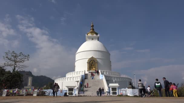 Besökare samlas på Peace Pagoda — Stockvideo