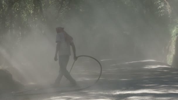 Робітників чистити гірській дорозі — стокове відео