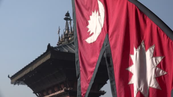 Bandeira nepalesa balançando no vento — Vídeo de Stock