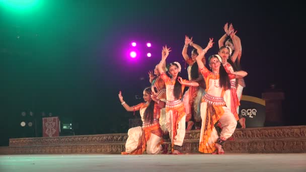 Tanzperformance auf der Bühne eines Festivals — Stockvideo