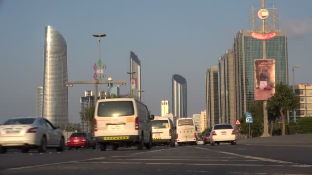 Verkeer rijdt over een snelweg — Stockvideo