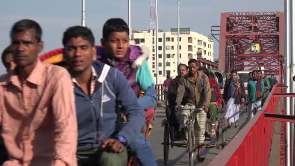 Pendler fahren im Berufsverkehr über eine Brücke — Stockvideo