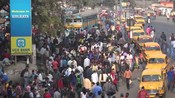 Επιβάτες στο σιδηροδρομικό σταθμό σε Καλκούτα — Αρχείο Βίντεο