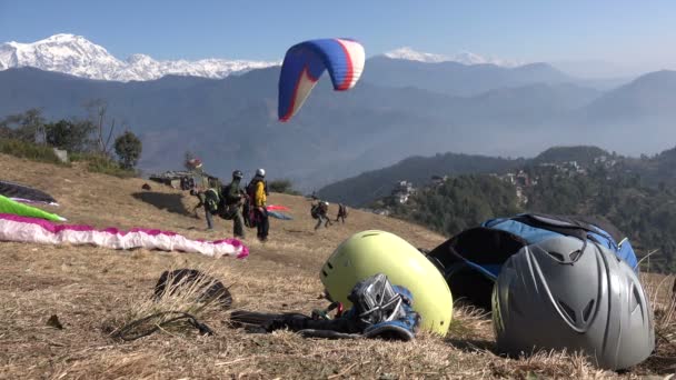 Paragliderii se pregătesc pentru decolare — Videoclip de stoc