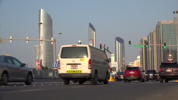 Tráfico conduce a través de una carretera — Vídeos de Stock