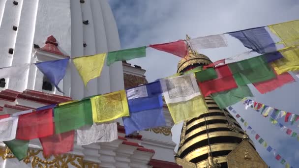 Gebetsfahnen vor dem Swayambhunath-Tempel — Stockvideo