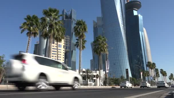 Verkehr rast auf Doha-Skyline zu — Stockvideo