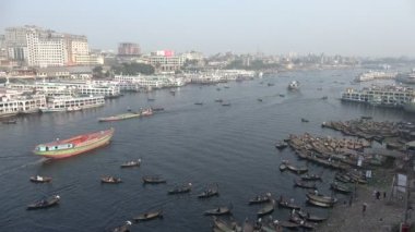 tekneler Buriganga nehri boyunca gezinmek