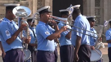Donanma grupta ağ geçidi önünde Hindistan'ın mumbai yürüyen