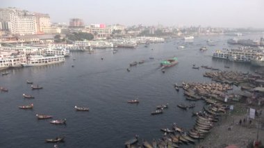 tekneler Buriganga nehri boyunca gezinmek