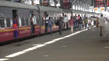 Commuters Victoria Terminus tren istasyonunda