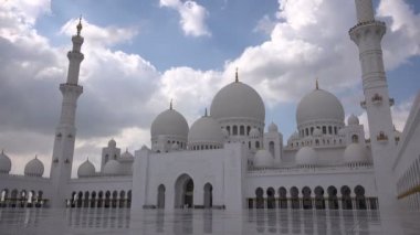 Şeyh Zayed camii üzerinde hareket eden bulutlar