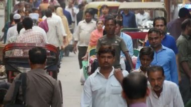 İnsanlar yoğun bir cadde gidip