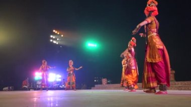 bir festivalinde sahnede dans performans