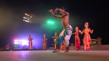 bir festivalinde sahnede dans performans
