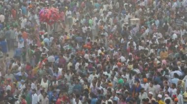 bir tören sırasında dev kukla patlar