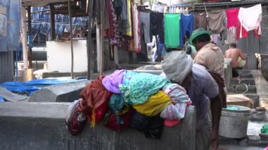 Erkekler giyim temizler