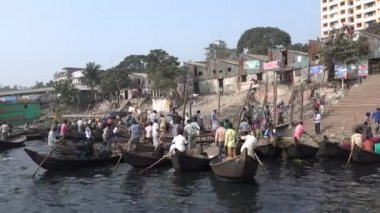 Kayıkçılar yolcuların dikkatini çekmeye çalışıyor