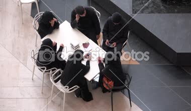 Müslüman grup akıllı telefonlarını kullanıyor