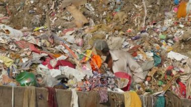 Jaipur, Hindistan - 21 Eylül 2014: kimliği belirsiz kişi öğelerini, jaipur, Hindistan tarihinde 21 Ekim, 2014 yılında geri dönüşüm için bir çöp toplar