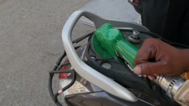 Auel hortum bir motosiklet içine benzin pompalar