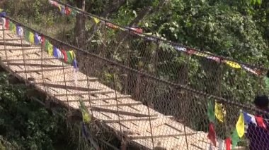 Kadın sepeti taşıyor.