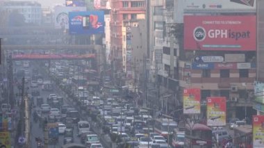 trafik-den geçerek sokak Dhaka